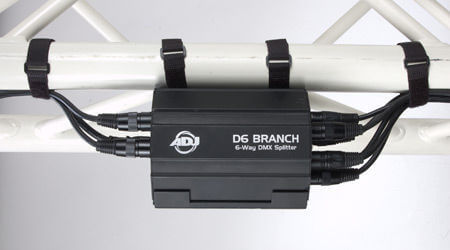 DMX-Splitter montiert mit Klättband in einer Licht-Traverse